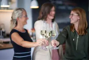 Mit Sekt anstoßen