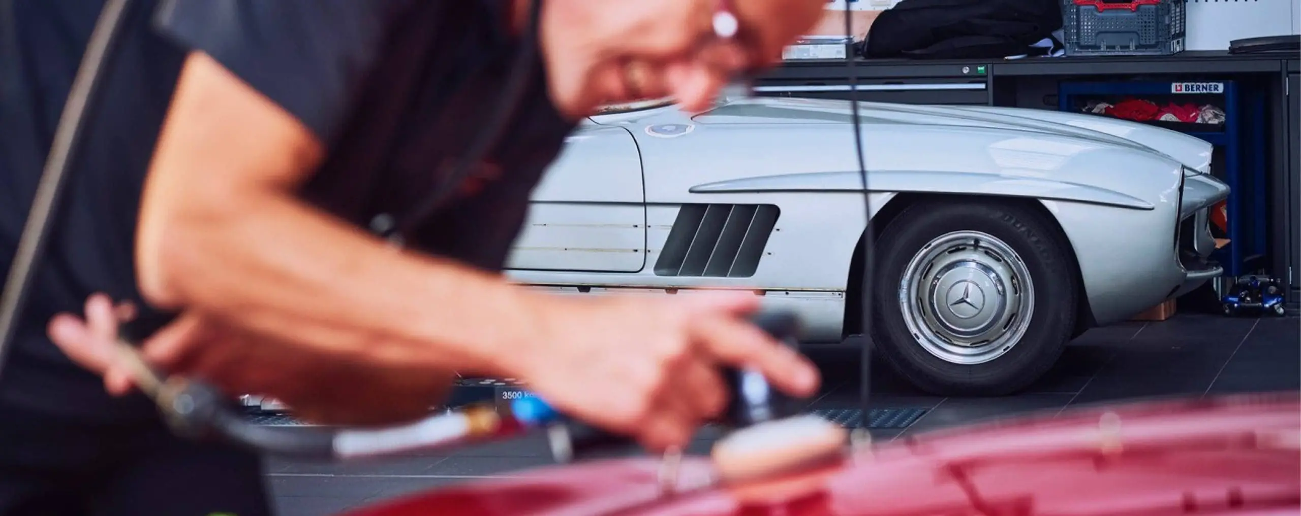 Mann mit Poliermaschine
