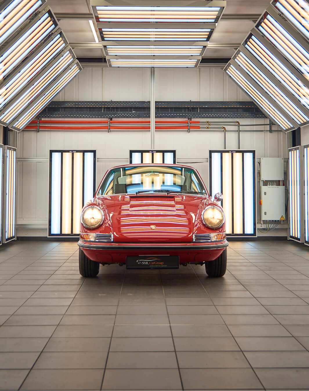 Lichttunnel mit altem Porsche