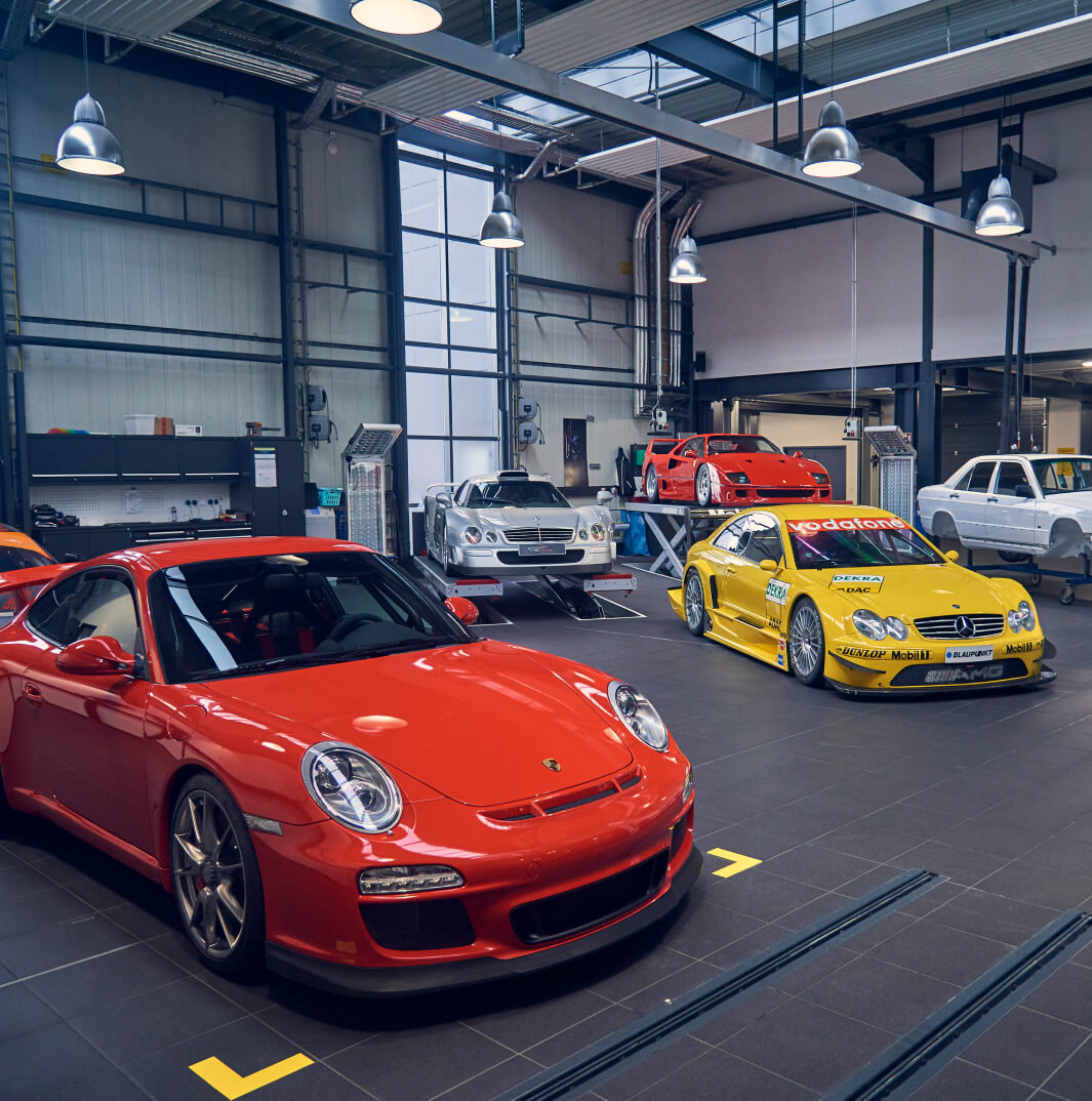 Sportautos, roter Porsche GT3, ferrarrie und mercedes